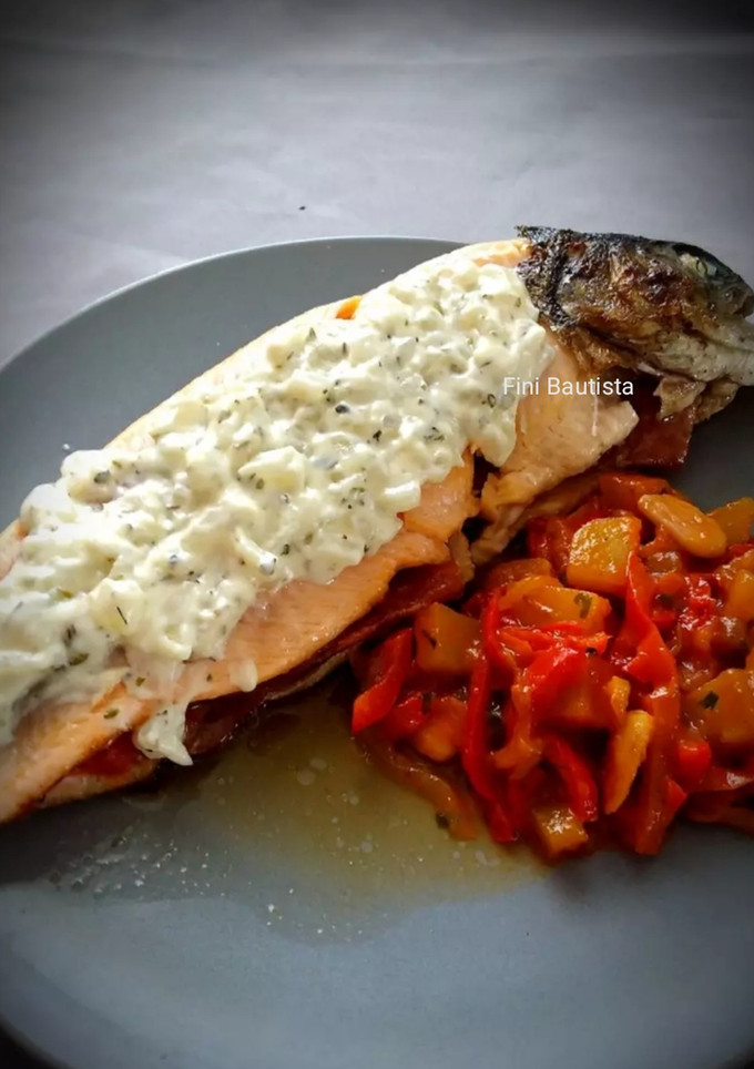 Una foto de Truchas con jamón y guarnición de pimiento cebolla y patata