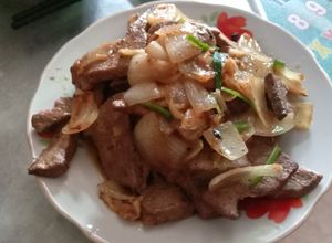 Hình của món Gan heo xào hành tây.