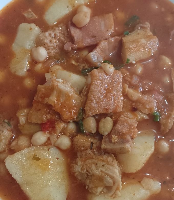 Una foto de Potaje de Garbanzos con Mondongo, Panceta y Chorizo