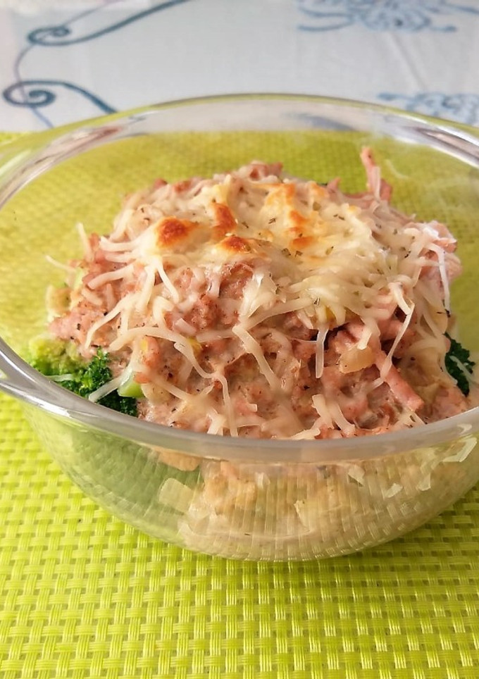 Una foto de Brócoli con Bechamel y Pollo gratinado
