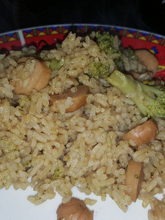 Una foto de Arroz con brócoli y salchichas