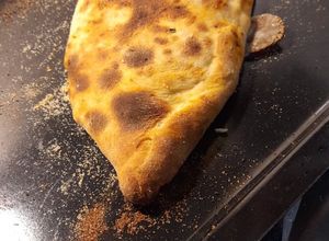 Una foto de CALZONE VEGETARIANO y Más