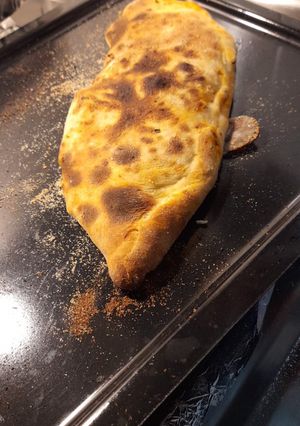 Una foto de CALZONE VEGETARIANO y Más