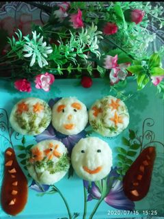 फ्लॉवर एंड स्माइली इडली (Flower and smiley idli recipe in Hindi) रेसिपी मुख्य फोटो