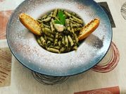 Una foto de penne al pesto