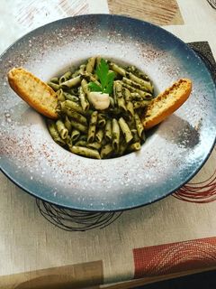 Una foto de Macarrones en salsa al pesto