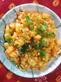 સાબુદાણા ની ખીચડી (Sabudana Khichdi Recipe In Gujarati) રેસીપી મુખ્ય ફોટો