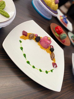 Una foto de Mousse de piloncillo cubierto con un glaseado espejo