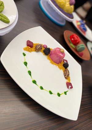 Una foto de Mousse de piloncillo cubierto con un glaseado espejo