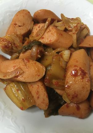 Hình của món Xúc xích xào kim chi.