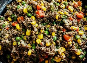 Una foto de CARNE Picada Con 🫑🥕🧅🌽🧄Vegetales...!