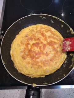 Una foto de Maxi tortilla rellena de jamón y queso