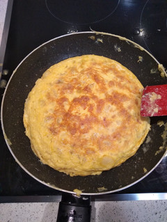 Una foto de Maxi tortilla rellena de jamón y queso