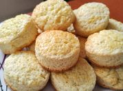 Una foto de scones de miel
