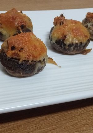 Una foto de ✅🗣📢 Champiñones rellenos de atún y queso fresco🍄