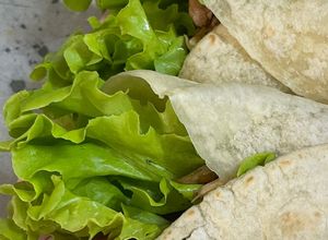 รูปของ 🌯 รวมมิตร หมู กุ้ง หมึก ปลา คั่วพริกเกลือห่อแป้งตอติญ่า Wrap