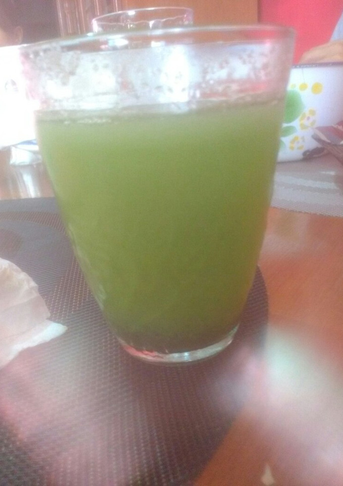 Una foto de Agua de limón con pepino