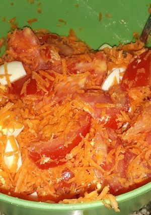 Una foto de Ensalada de Zanahoria, Tomate y Huevo