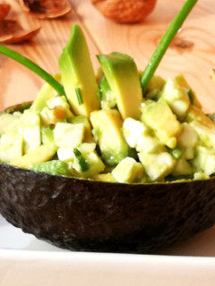 Una foto de Aguacates rellenos con mozzarella y nueces