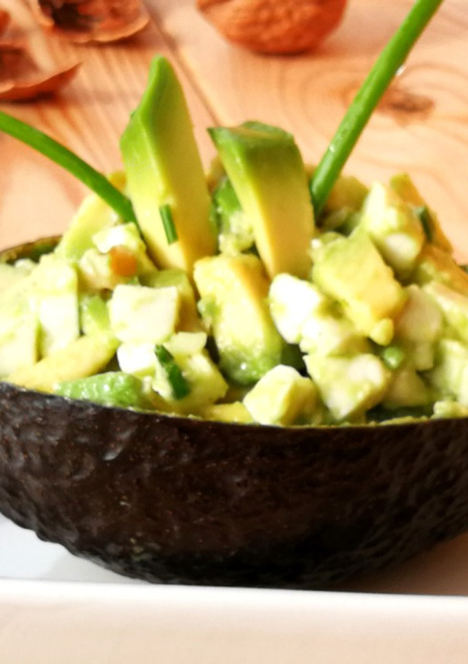 Una foto de Aguacates rellenos con mozzarella y nueces