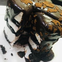 A picture of Pull me up cake.