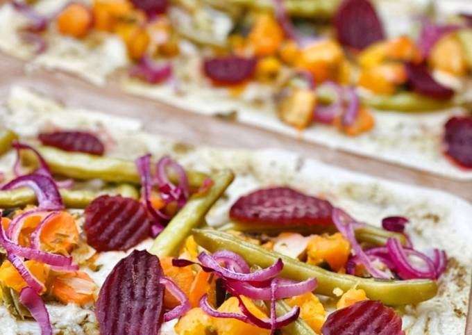 Flammkuchen mit Roter Beete und Kürbis