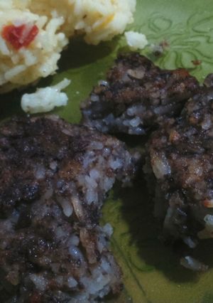 Una foto de 'Bifecitos' de poroto negro y arroz sabor 'asado' (vegan)!