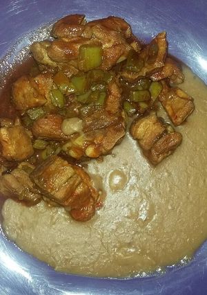 Una foto de Costillitas de puerco con nopales y chile colorado