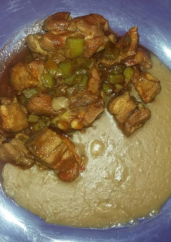 Una foto de Costillitas de puerco con nopales y chile colorado