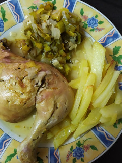 Una foto de Pollo asado con puerro y patatas al horno