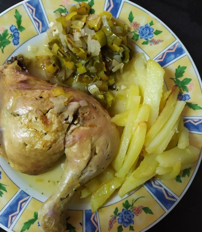 Foto principal de Pollo asado con puerro y patatas al horno