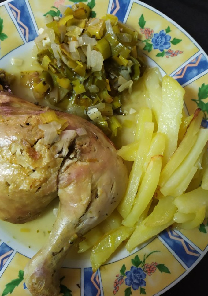 Una foto de Pollo asado con puerro y patatas al horno