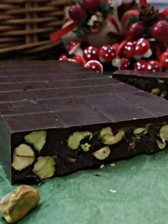 Una foto de Turrón de chocolate negro y pistachos