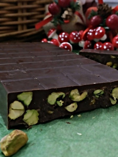 Una foto de Turrón de chocolate negro y pistachos