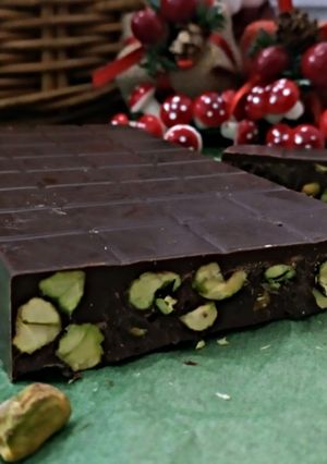Una foto de Turrón de chocolate negro y pistachos