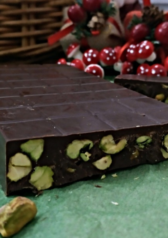 Una foto de Turrón de chocolate negro y pistachos