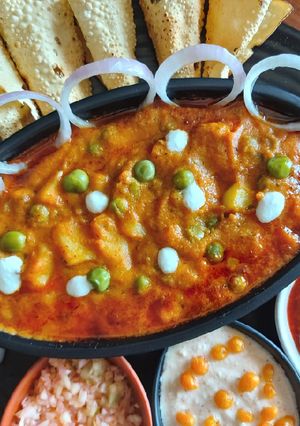 ક્લાસિક આલૂ મટર સબ્જી (Classic aloo mutter Recipe in Gujarati) રેસીપી મુખ્ય ફોટો
