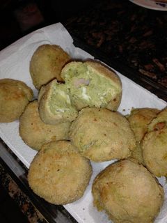 Una foto de Bombas de papa con brócoli rellenas de queso y jamón