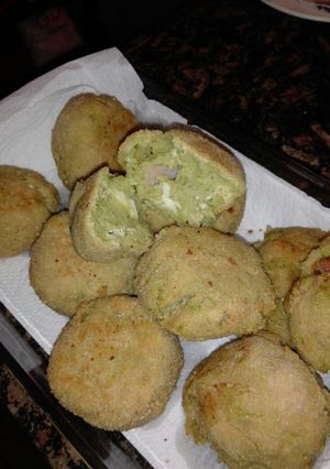 Una foto de Bombas de papa con brócoli rellenas de queso y jamón