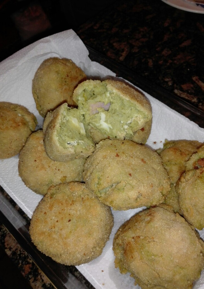 Una foto de Bombas de papa con brócoli rellenas de queso y jamón
