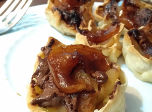 Una foto de Strudel de manzana fáciles! con tapas de empanada