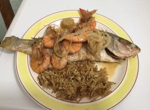 Una foto de Pescado con camarones y callo de hacha