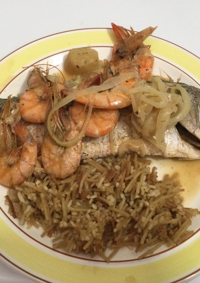 Una foto de Pescado con camarones y callo de hacha