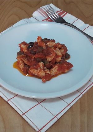 O poză a rețetei Piept de pui cu măsline și sos de roșii.
