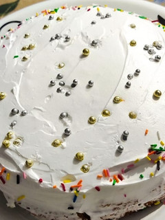 A picture of Tutti fruiti cream cake.