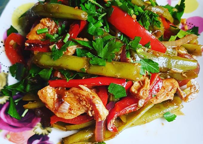 Тёплый салат из куриного филе и стручковой фасоли