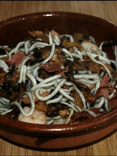 Una foto de Gulas con setas y jamón