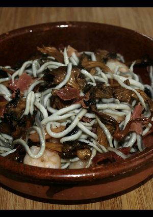 Una foto de Gulas con setas y jamón