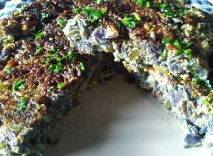 Una foto de Tortilla de repollo morado y zapallito