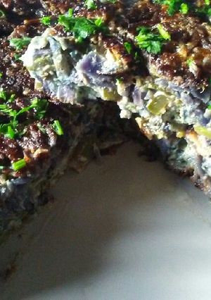 Una foto de Tortilla de repollo morado y zapallito